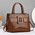 Sac à main en cuir verni marron avec gaufrage crocodile, poignée et boucle décorative - Marron