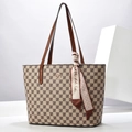 Détail du cabas à damier avec logo en métal doré et élégant foulard en soie sur l'anse - Grand / Kaki