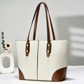 Große Shopper-Tasche in Beige und Braun mit Schultergurt und goldenen Nieten-Details - 30cm x 12cm x 25cm / Gebrochenes Weiß