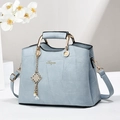 Borsa azzurra con motivo geometrico, dettagli dorati e ciondolo a forma di fiore - Celeste