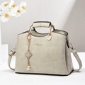 Elegante borsa beige con motivo a pietra, cuciture geometriche e manico in metallo - Grigio
