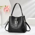 Sac seau élégant noir texture crocodile avec pendentif D doré et bandoulière amovible - Noir