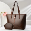Ensemble sac cabas minimaliste marron foncé et pochette avec détails dorés sur socle - café