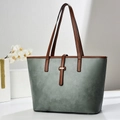 Dettaglio della borsa tote grigio-blu con cinturini in pelle marrone e fibbie dorate - Verde