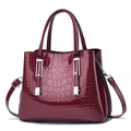 Bolso de mano granate en charol con relieve de cocodrilo y correa ajustable - Granate