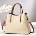 Beigefarbene Handtasche mit Webstruktur, braunen Griffen und goldenen Beschlägen in Trapezform - 30*14*26 / Cremeweiß