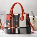 Elegante borsa tote a righe colorate con manici arancioni e dettagli metallici dorati - Rosso Arancio