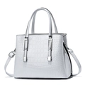 Bolso de mano blanco con relieve de cocodrilo, herrajes plateados y correa ajustable - Blanco