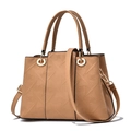 Elegante kamelfarbene Handtasche mit geometrischer Prägung und goldenen Beschlägen - 28*13*19 / Khaki