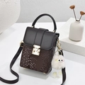 Mini borsa a tracolla con motivo serpente, patta nera e ciondolo a pompon morbido - caffè
