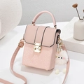 Borsa a tracolla rosa motivo a serpente con chiusura dorata e ciondolo a pompon bianco - Rosa