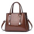 Sac à main marron foncé effet crocodile brillant avec bandoulière et détails argentés - Marron