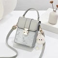 Borsa a tracolla grigio chiaro stampa serpente con ciondolo a mostro di peluche bianco - Grigio