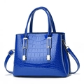 Sac à main bleu à motif crocodile, fini brillant et détails métalliques argentés - Bleu royal