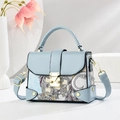 Hellblaue Handtasche mit Persermuster aus Kunstleder und goldenem Metallschloss - Blau