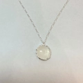 S925 sterling silver Figaro chain necklace with a round hammered moonstone pendant - Silver - Natural Moonstone