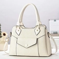 Borsa a mano macaron bianco crema con strisce verticali e manici mostrata in studio - L30xP13xA22 / Bianco Sporco