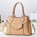 Elegante apricotfarbene Makronen-Handtasche mit Wellenstruktur und Schultergurt - L30xB13xH22 / Khaki