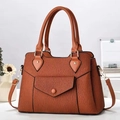 Karamellbraune Handtasche mit Plissee-Textur und abnehmbarem Gurt in stilvollem Design - L30xB13xH22 / Erdgelb