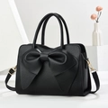 Elegante bolso negro con lazo, textura de cuero granulado y herrajes dorados - Negro