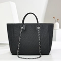 Schicke schwarze gewebte Shopper-Tasche mit Lederbesatz und silberner Kette - Schwarz