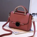 Dunkelrosa Crossbody-Tasche aus Leder mit rundem Verschluss und Metallgriff - Altrosa