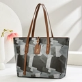 Graue geometrische Einkaufstasche mit braunen Ledergriffen und matter Textur für Damen - 32*13*27 / Schwarz