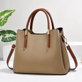 Minimalistische beige Handtasche aus Leder mit braunen Griffen und goldenen Details - Khaki