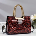 Détail du sac à main léopard avec poignées dorées et nœud orné de cristaux - L29 L12 H21 / Rouge