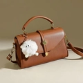 Borsa a tracolla in pelle PU marrone con manico e ciondolo in peluche bianco - Giallo ocra