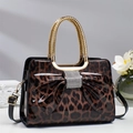 Sac à main léopard avec un grand nœud en strass et une poignée dorée tissée - L29 L12 H21 / Café