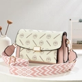 Borsa a tracolla rosa e beige con ampia tracolla intrecciata e stampa del logo - Rosa e Bianco