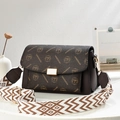 Borsa a tracolla marrone scuro con patta stampata e tracolla larga in tessuto geometrico - caffè