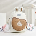 Charmanter cremeweißer Minirucksack mit brauner Herztasche und süßen Hasenohren-Details - Weiß & Khaki