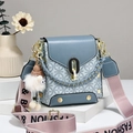 Petit sac à bandoulière bleu gris avec motif monogramme et large sangle colorée - 17*10*17 / Bleu