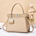 Elegante beige Handtasche mit Webstruktur, Metallverschluss und Mini-Anhänger-Dekor - Khaki