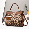 Braune Handtasche mit Leopardenmuster, silbernem Drehverschluss und Mini-Anhänger - Erdgelb