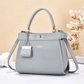 Graue Handtasche aus genarbtem Leder mit Silberverschluss und Mini-Anhänger - Blau