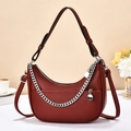 Elegante borsa a tracolla a mezzaluna in pelle bordeaux con catena d'argento - Borgogna