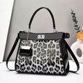 Modische Handtasche mit Leopardenmuster, schwarzem Lacklederbesatz und Metalldrehverschluss - Schwarz