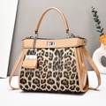 Schicke Handtasche mit Leopardenmuster, beigem Lackleder-Besatz und Drehverschluss - Khaki