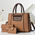 Set da tre pezzi composto da borsa tote intrecciata marrone e pochette - Giallo Terra