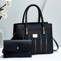 Détail du sac en similicuir noir avec broderie colorée et plaque métallique dorée - Noir