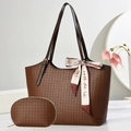 Set borsa tote marrone a trama intrecciata con portamonete e sciarpa decorativa - caffè