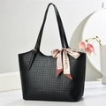 Klassische schwarze Tote Bag mit Textur und dekorativem Seidenschal für Damen - Schwarz