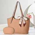 Set borsa tote beige testurizzata con foulard in seta fantasia e pochette coordinata - Cachi