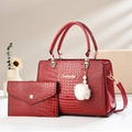 Dettaglio del set borsa rossa effetto coccodrillo con logo in metallo e ciondolo a perla - Rosso
