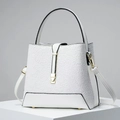 Elegante bolso tipo cubo blanco con textura de encaje y correa de hombro ajustable - 23x12x21 / Blanco