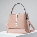 Elegante bolso tipo cubo rosa pálido con encaje y herrajes dorados en un soporte blanco - 23x12x21 / Rosa