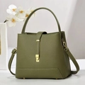 Sac seau vert olive en cuir grainé avec boucle dorée et bandoulière réglable - Vert